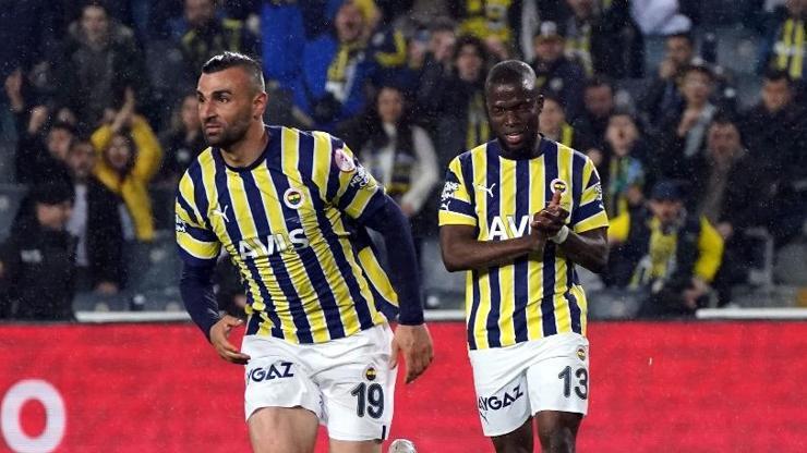 Fenerbahçede futbolcular ve yönetim protesto edildi