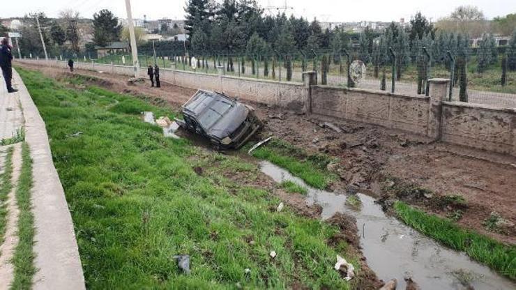 Diyarbakırda şarampole devrilen kamyonetin sürücüsü yaralandı