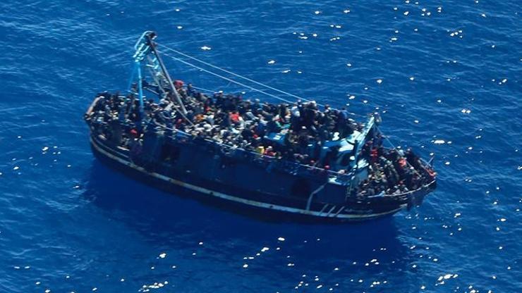 Akdeniz’de 400 düzensiz göçmen kurtarılmayı bekliyor