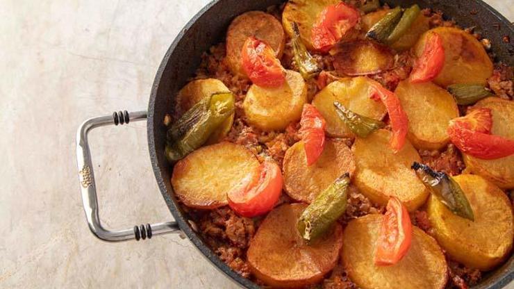 Ramazanın 20. günü iftar menüsü (11 Nisan 2023): Patates Oturtma, Kağıtta Pastırma ve Muhallebili Kadayıf Sarma tarifi