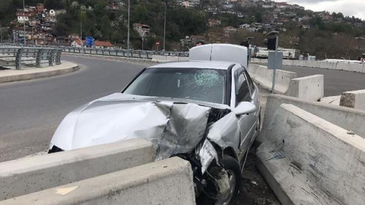 Beton bloklara çarpan otomobilin sürücüsü yaralandı
