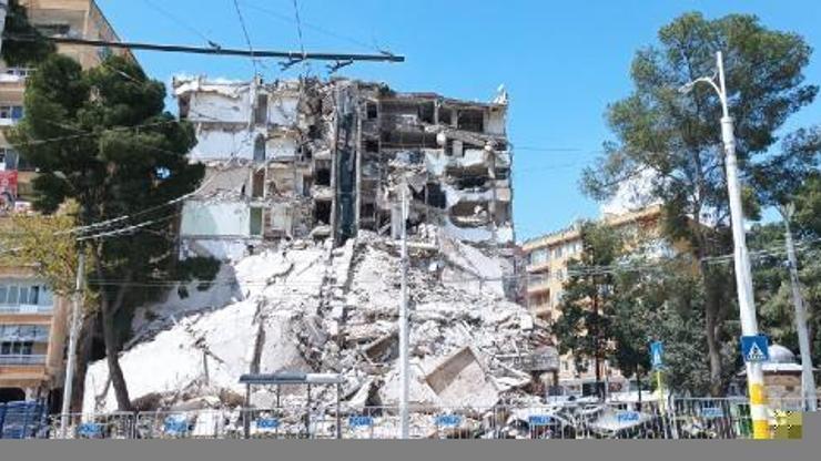 Şanlıurfa’da hasarlı bina yıkımı sürüyor