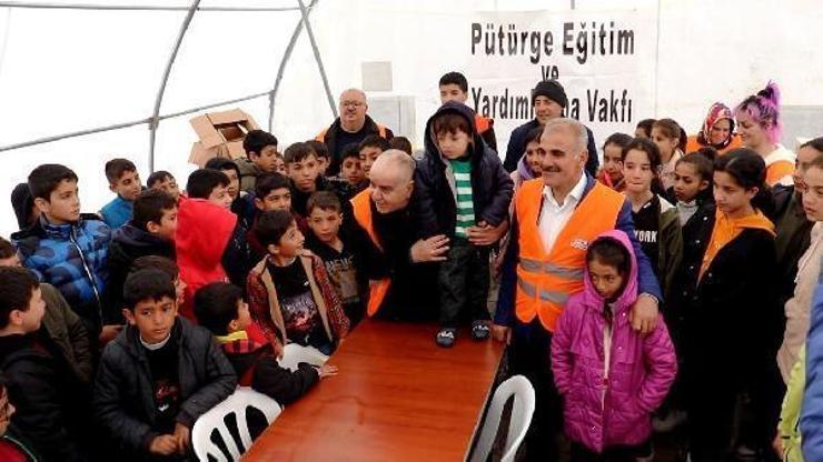 Depremzede çocuklara bayram harçlığı verildi