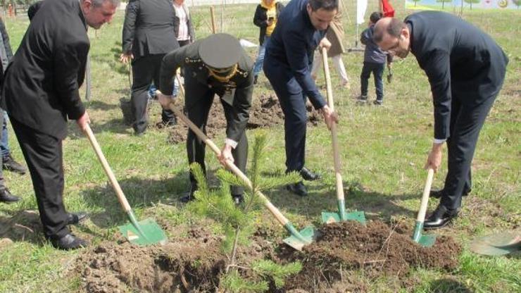 Ağrının düşman işgalinden kurtuluşunu ağaç dikerek kutladılar