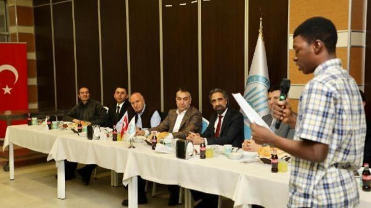 Bitlis Valisi Çağatay, 36 farklı ülkeden 70 öğrenci ile iftarda buluştu