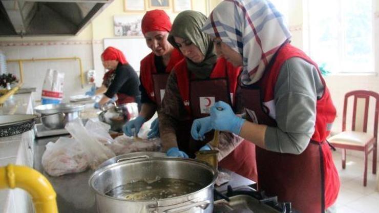 Boluda depremzedeler, bayram için yöresel tatlılarını yaptı