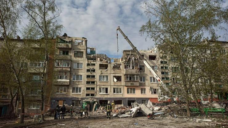 Ukraynada Rus bombardımanı sonucu vurulan apartmanda can kaybı 15’e yükseldi
