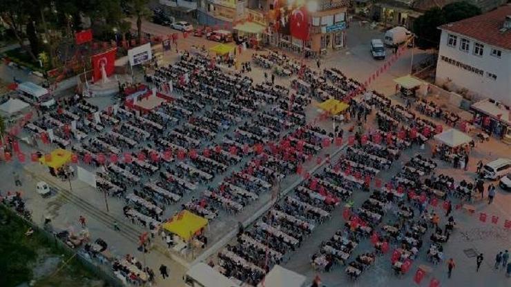 Kınıkta 3 bin kişi iftarda buluştu