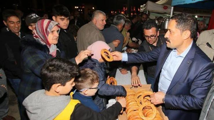 Vali Masatlı simitçinin kalan tüm simitlerini satın alıp vatandaşa ikram etti
