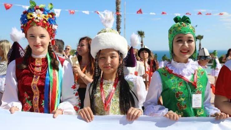 Dünya çocuklarından sevgi korteji