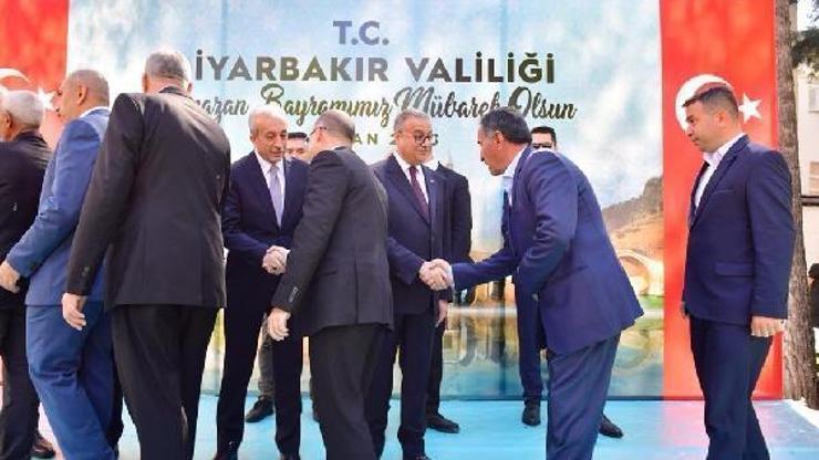 Vali Su, vatandaşlarla bayramlaştı