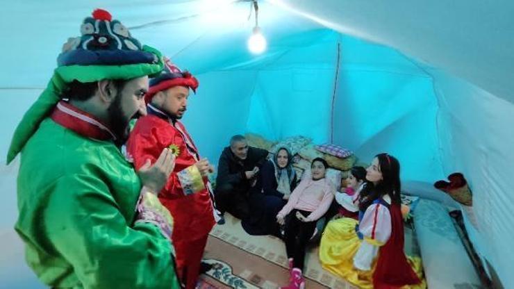 Engelli depremzede çocuklara, çadırda tiyatro gösterisi