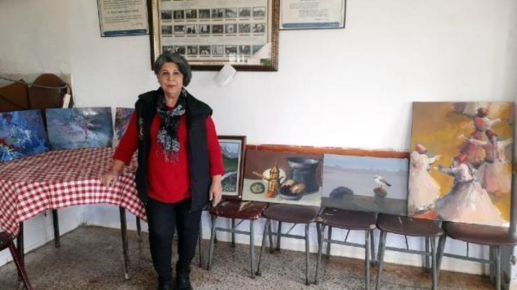 Ressam Oya Gönenden köy kahvesinde resim sergisi