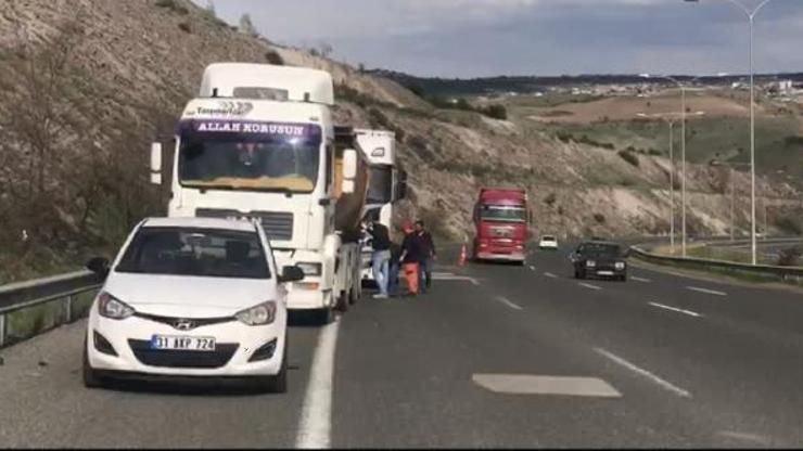 Ankarada minibüs kamyonla çarpıştı: 3 yaralı