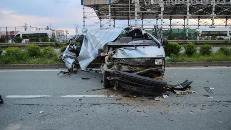 Rizede TIRa çarpan minibüsün sürücüsü yaralındı