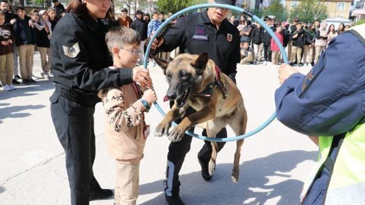 Jandarmadan, özel eğitimli köpekle, öğrencilere bilgilendirme eğitimi