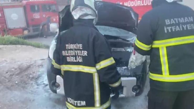 Batman’da park halindeki araç yandı