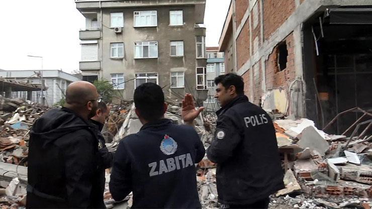 Avcılarda bina yıkım sırasında çöktü; bitişiğindeki bina zarar gördü