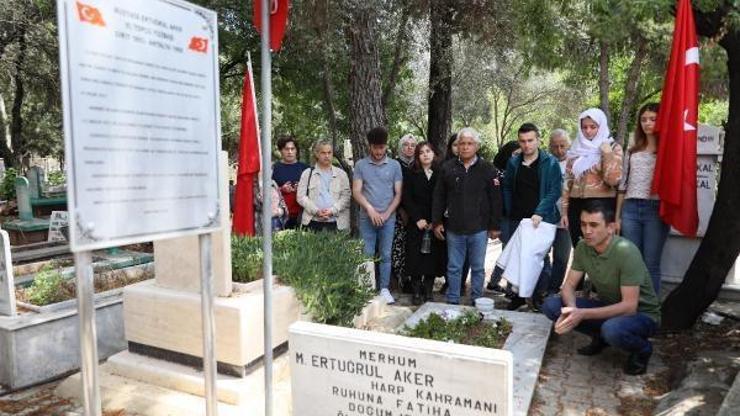 Yüzbaşı Aker mezarı başında anıldı