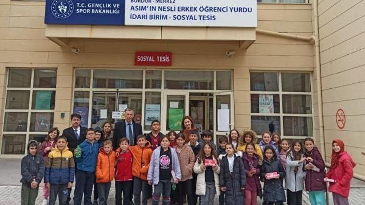 Öğrenciler ve velileri depremzedelerle bayramlaştı