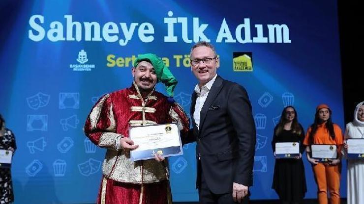 Sahneye ilk adımını atan kursiyerler sertifikalarını aldı