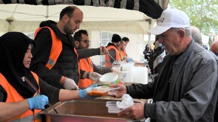 Deprem bölgesinde 750 bin kişilik sıcak yemek dağıttı