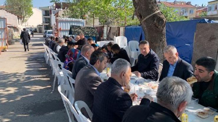 AK Partili adaylar, kâğıt toplayıcılarla kahvaltıda buluştu