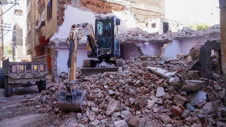 Diyarbakır’da 16 metruk yapı kontrollü yıkıldı