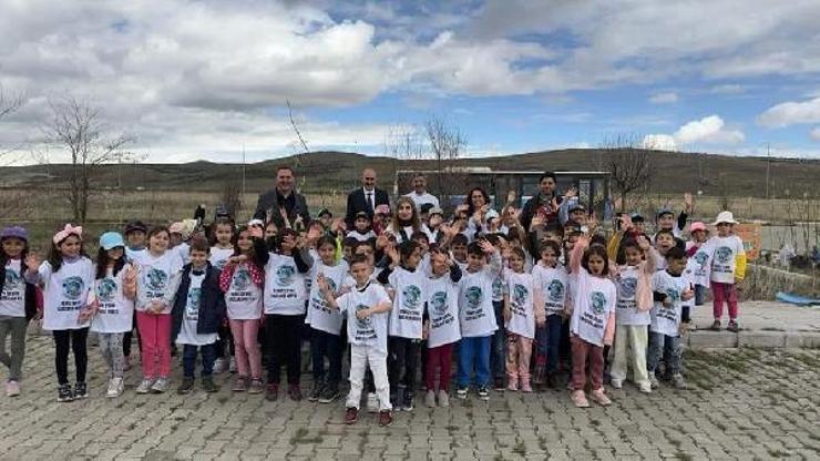 Kars’ta minik eller deprem anısına fidan dikti