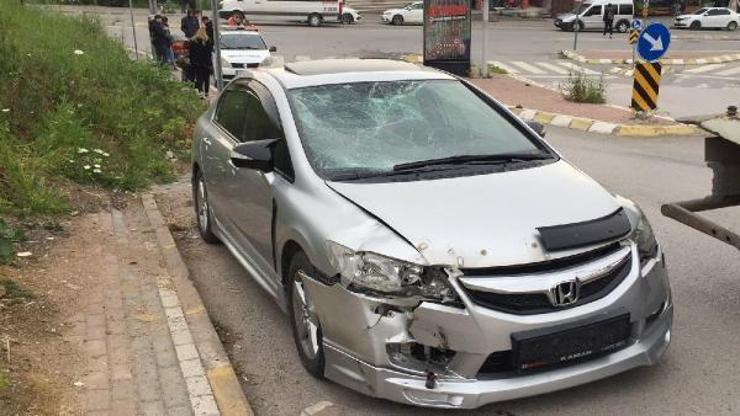 Otomobille çarpışan motosikletli yaralandı
