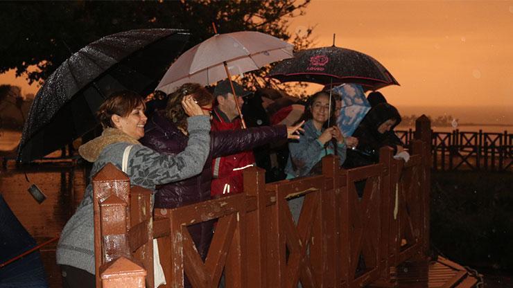 Sağanağa rağmen Hıdırellez dileklerini denizle buluşturdular