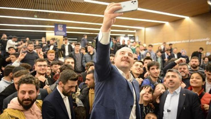 Bakan Varank, ‘Uyumayan Kütüphane’de gençlerle buluştu