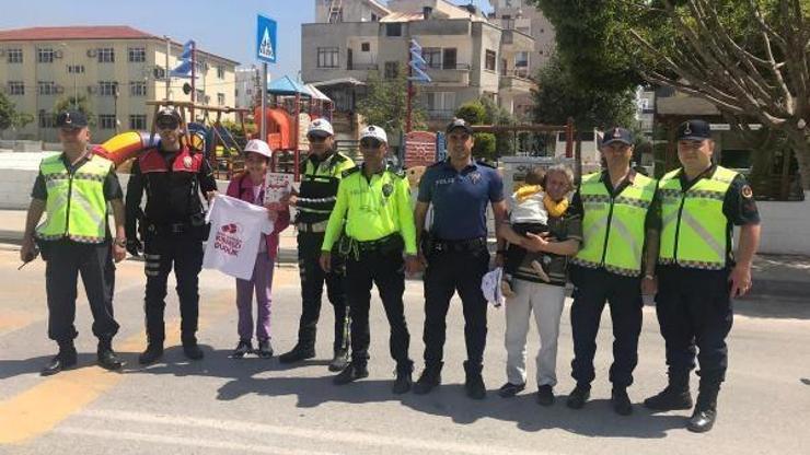 Trafik polislerinden çocuklar için tişört