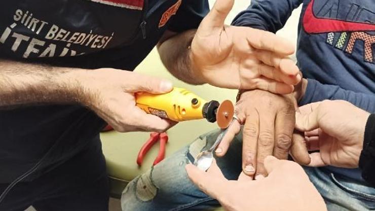 Siirt’te parmağa sıkışan yüzük kesilerek çıkarıldı