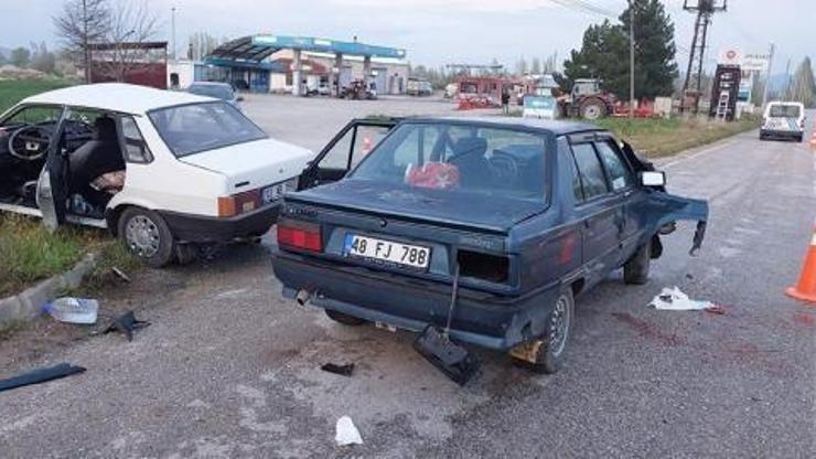 Otomobillerin çarpıştığı kaza kamerada
