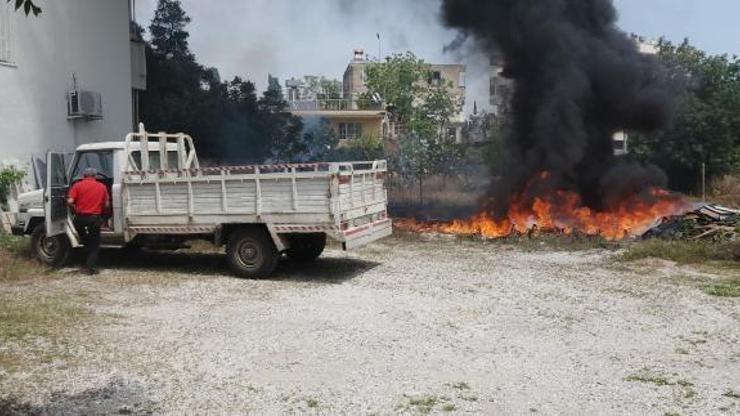 Ot çalılık yangınında kamyoneti kurtarma çabası