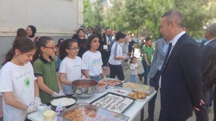 Mardin’de öğrencilerden depremzedeler yararına ‘Bayat Ekmek’ kermesi