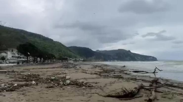 Tatil beldesi İnkumunda sahil, çöplerden arındırıldı