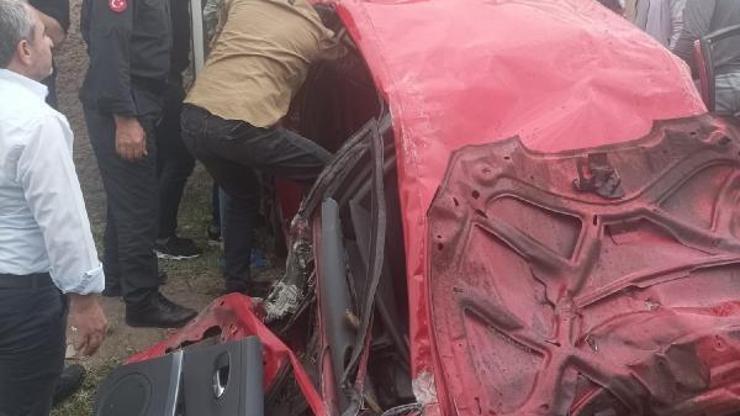 Batmanda otomobil şantiye girişindeki kulübeye çarptı: 2 yaralı