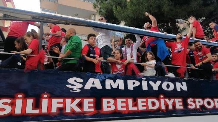 3üncü lige yükselen Silifke Belediyespora coşkulu karşılama