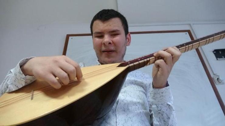 Babasının bağlama sevdası, görme engelli Mustafayı müzik öğretmeni yaptı