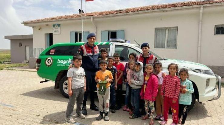 Kiliste jandarma okul bahçelerine kuş yuvası astı