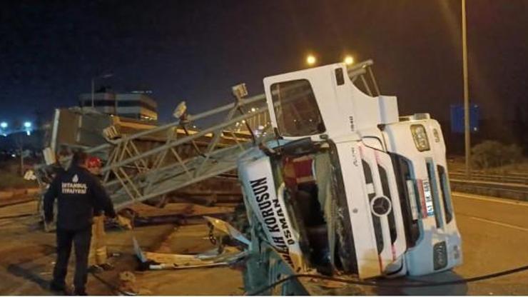Tuzlada feci kaza TIR kamera platformuna takıldı