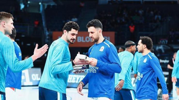 Anadolu Efes depremzedeler için binlerce kitap topladı