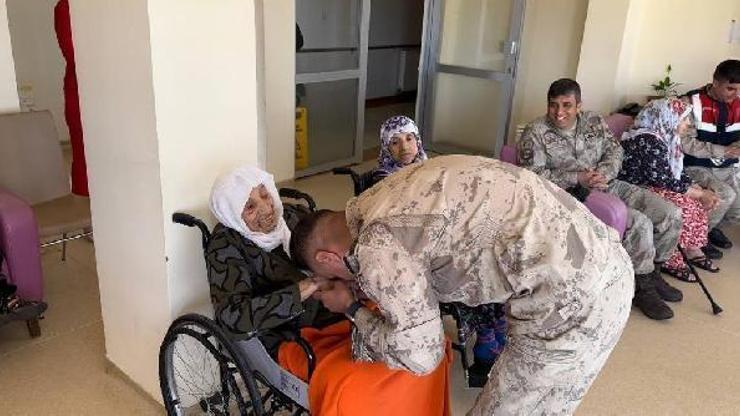 Jandarma ekipleri, Anneler Gününü kutladı