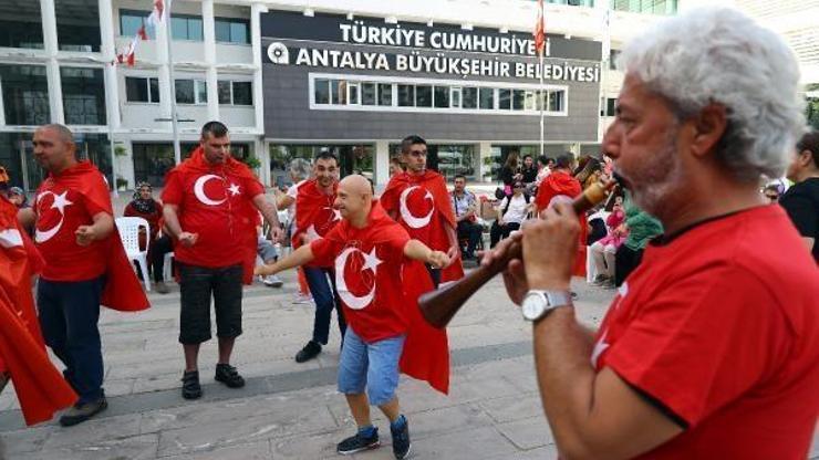 Büyükşehirden özel gençlere davullu zurnalı asker uğurlaması