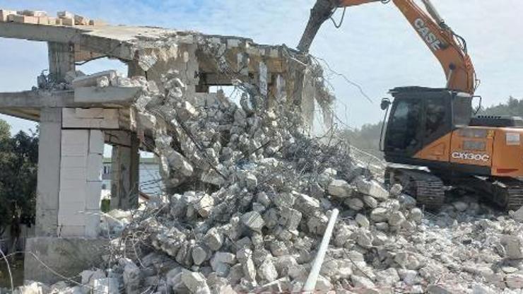 Bodrumda kaçak yapıların yıkımı devam ediyor