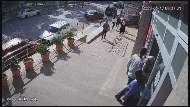 Direksiyon hakimiyetini kaybeden sürücü önce yayaya, sonra da kulübeye çarptı