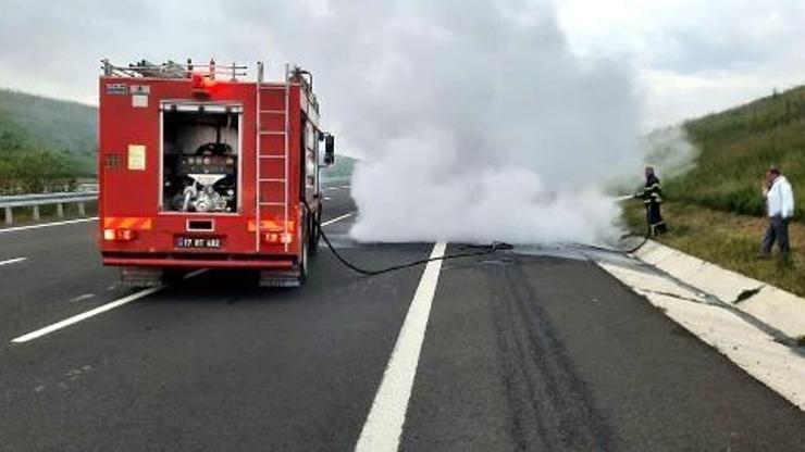 Çanakkalede seyir halindeki otomobil yandı