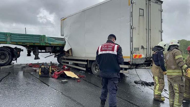 Yer: İstanbul Kamyonet TIRın dorse kısmına çarptı: Yol trafiğe kapandı...